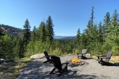 Cedar View Lodge- Scenic Sandpoint area mountain home, in secluded location.