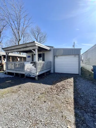 The Hut.  Cozy 2-bedroom mobile home on peaceful Reelfoot Lake with boat shed