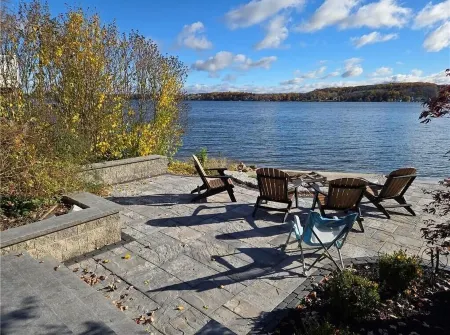 Spacious 4-bedroom house on Conesus Lake. 110 feet of lakefront with hot tub Отели в г. Ливингстон