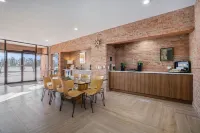 The Bank- Historic Charm, Modern Stay in the Heart of Three Oaks