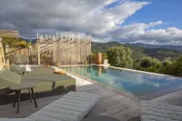 Villa Standing Plein Sud, Piscine Miroir, à 2 Minutes des Plus Belles Plages Hotels in Albitreccia