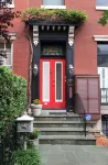 Private Apt. in Historic Home: Walk to Monuments, Museums & Convention Center. فنادق في 