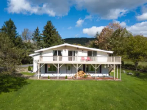 Gorgeous Ski Chalet - 7 miles from Belleayre with hot tub