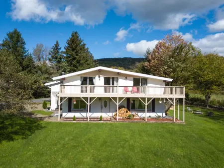 Gorgeous Ski Chalet - 7 miles from Belleayre with hot tub