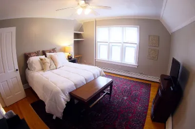 BEST VALUE IN TOWN! Cozy, Old World Charm Near Lambeau Hotels near KI Convention Center