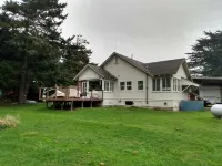 Updated Ranchhouse,  large yard & rear deck. Hotels near Noyo Headlands Park