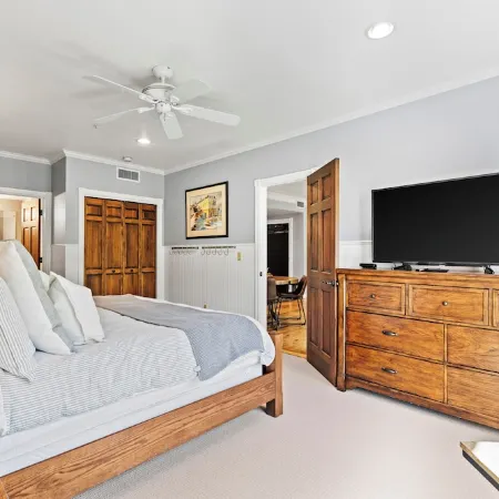 Slope Side-Old Town-Ski In/Out, Free Underground Parking, Newly Remodeled