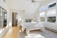 Kennebunk 5 Bedroom 3.5 Bathroom Cottage and Bunkhouse— Walk to Beach and Town! Hotels near Parsons Beach