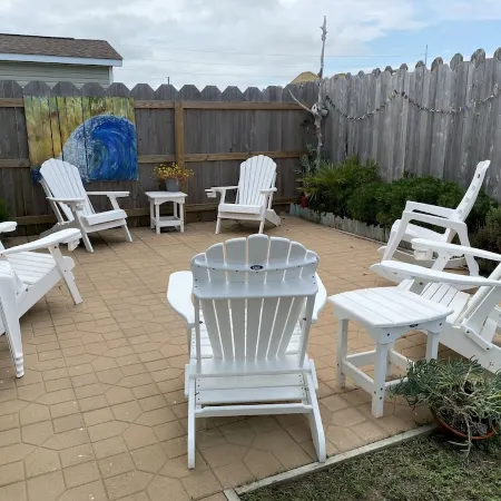 3 Bedroom, 2 Full Baths. Steps to Beach! Great Winter Rates!