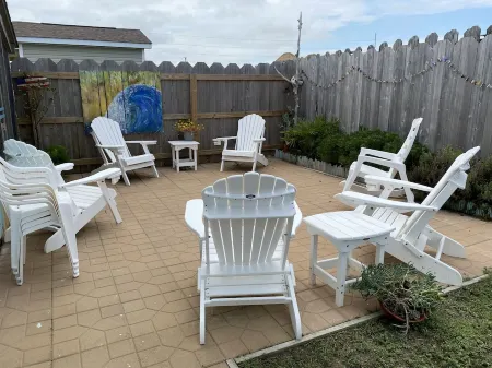 3 Bedroom, 2 Full Baths. Steps to Beach! Great Fall Rates Booking Now! Отели в г. Килл-Девил-Хилс