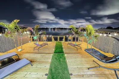 Lakefront House with Spa Tub - 10 mins to Airport