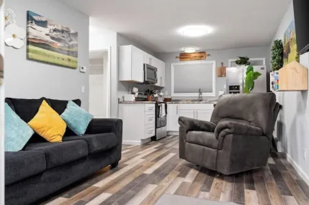 Adorable spot in midtown [2] Отели рядом со станцией Анкорд Депо