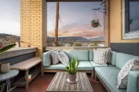 Amazing Downtown Loft, Sunsets, Dogs, Views