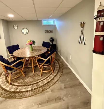 Cheerful 3bd Cape yards from beach/ river access