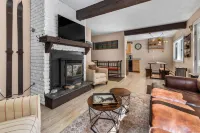 Cozy Chalet 12 Min to Stratton, 7 Min to Bromley & 15 Min to Manchester