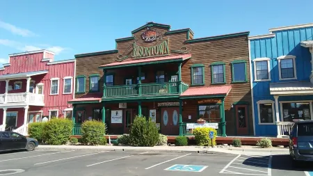 Park Model Cabin 2 Bed1 bath Bunk Beds central AC & New Hot tub, splash pad # 10