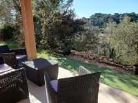 Lovely, quiet gîte in the hills of Provence Chateau de Beaucaire附近的飯店