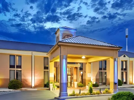 Holiday Inn Express Marshfield (Springfield Area) Отели в г. Маршфилд