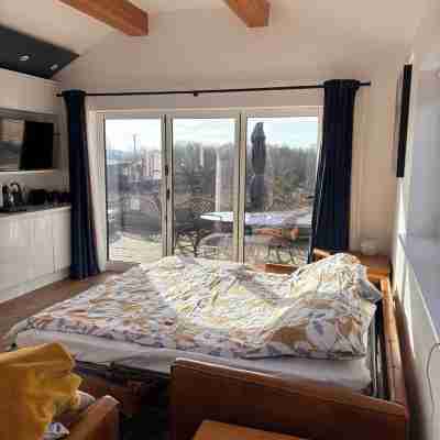 Unique getaway, surrounded by fields close to two great pubs. Rooms