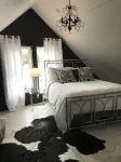 Lush Newley Renovated Home - Downtown Warren