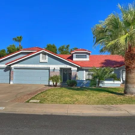 Heated Pool + Fun Outdoor Oasis! Cozy Family Friendly house in Gilbert near Mesa