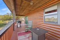 River Front Eagle Cabin Retreat on the Kings River