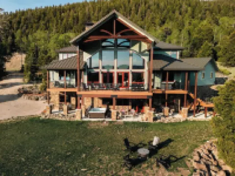 Amazing 3-Level Home.  Perfect for 3-Generation Family Visits.  Sunsets & Elk. Hotels in 