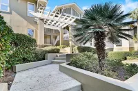 Lovely 2 bedroom, 2.5 bath condo, close to pool and beach.