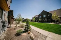 Luxe Townhouse in the Pines, Modern Mountain Charm