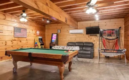 Stunning 5 Acre Lake Cabin, Community Pool