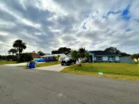 Luxurious, Charming & Modern 4-bedroom 2-bathroom in brilliant Palm Bay