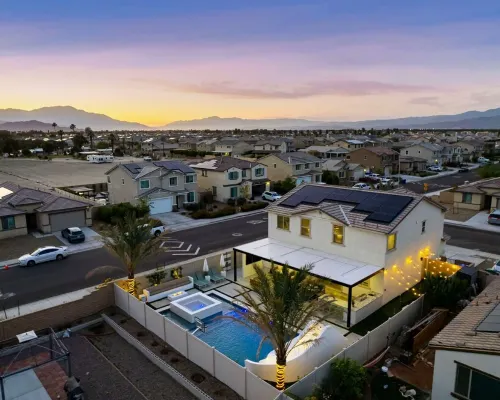 Palm Palace: 11 beds, sleeps 21, Waterslide & Golf コーチェラのホテル