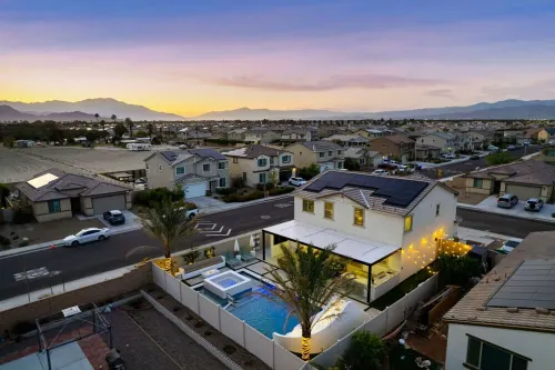 Palm Palace: 11 beds, sleeps 21, Waterslide & Golf Hotels in Coachella