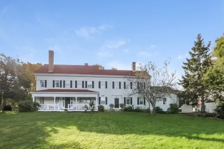 1820 Renovated home on Historic Mill Pond