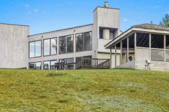 Lakefront Paradise: Views, Heated Pool, Games! Summer & Winter Fun For Everyone! Hotels in Thompson