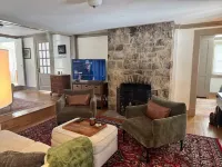 Charming 3-bedroom cottage with WiFi and AC in Hot Springs バスのホテル
