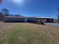 Cozy 3-bedroom 2 bath,5beds mobile home. Close to a boat launch. Covered parking South Toledo Bend State Park附近的飯店