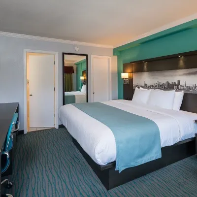 Symphony Inn 바트 - 시빅 센터역 주변 호텔