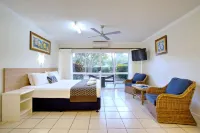 Cairns Queenslander Hotel & Apartments - Balcony
