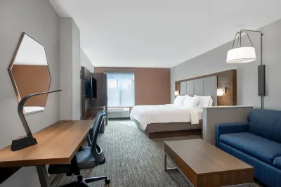 Holiday Inn Express & Suites Clinton Отели рядом с достопримечательностью «George M. Curtis Mansion»