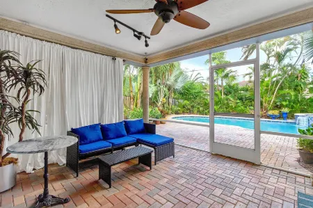 Chic 3BR Sanctuary Steps From The Drive Paradise