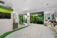 Unique Art Nature Hideaway Walkable to Wilton Drive - spa