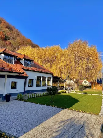 Kozjanski Dvor Отели в г. Осредек-при-Подсреді