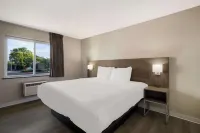 Suburban Studios Milwaukee Airport - مطابخ