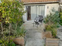 20 minutes from Disney! Tiny House at the bottom of the garden, ideal for families.
