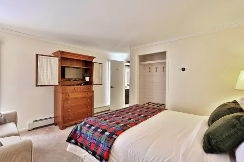 The Birch Ridge: Lace Room #3 - Queen Suite in Renovated Killington Lodge. Hot Tubs. 1 Bedroom Home