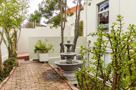 Vesper Apartments Отели рядом с достопримечательностью «Iziko Koopmans-De Wet House»