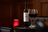 The Caledonian Claymore Hotel - bar