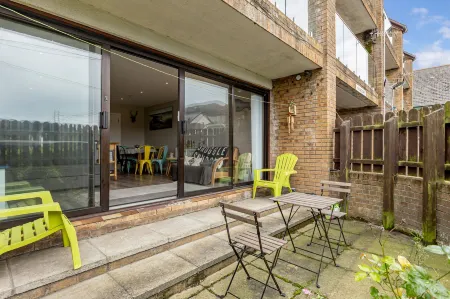 Central Apartment 3B