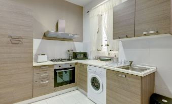 Modern 1Br Maisonette Steps from the Promenade